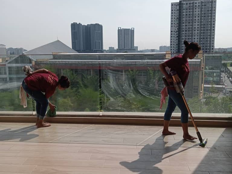 BuzyBee Cleaning Crew providing deep clean service